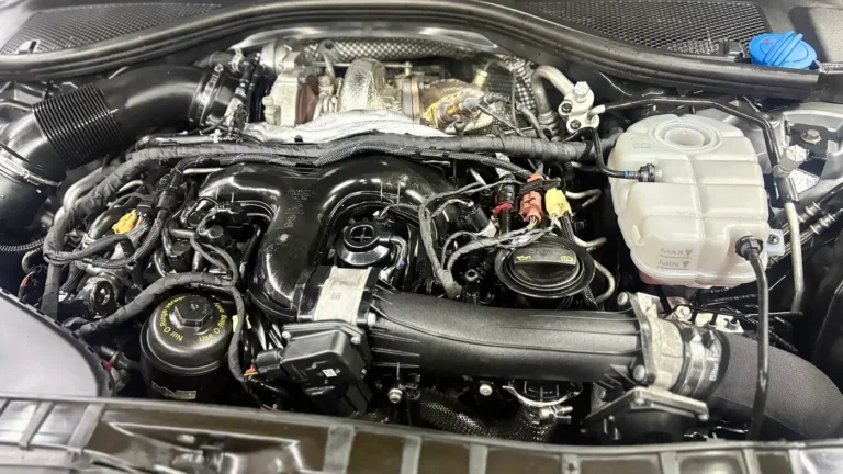 Motorový priestor Audi V6 po oprave – takto odovzdávame auto