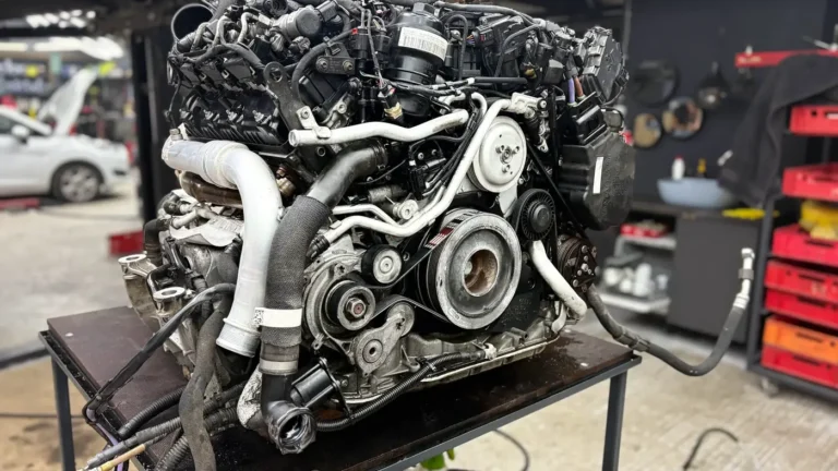 Celý motor Audi V6 vybratý z auta – výmena rozvodov v PP Garage