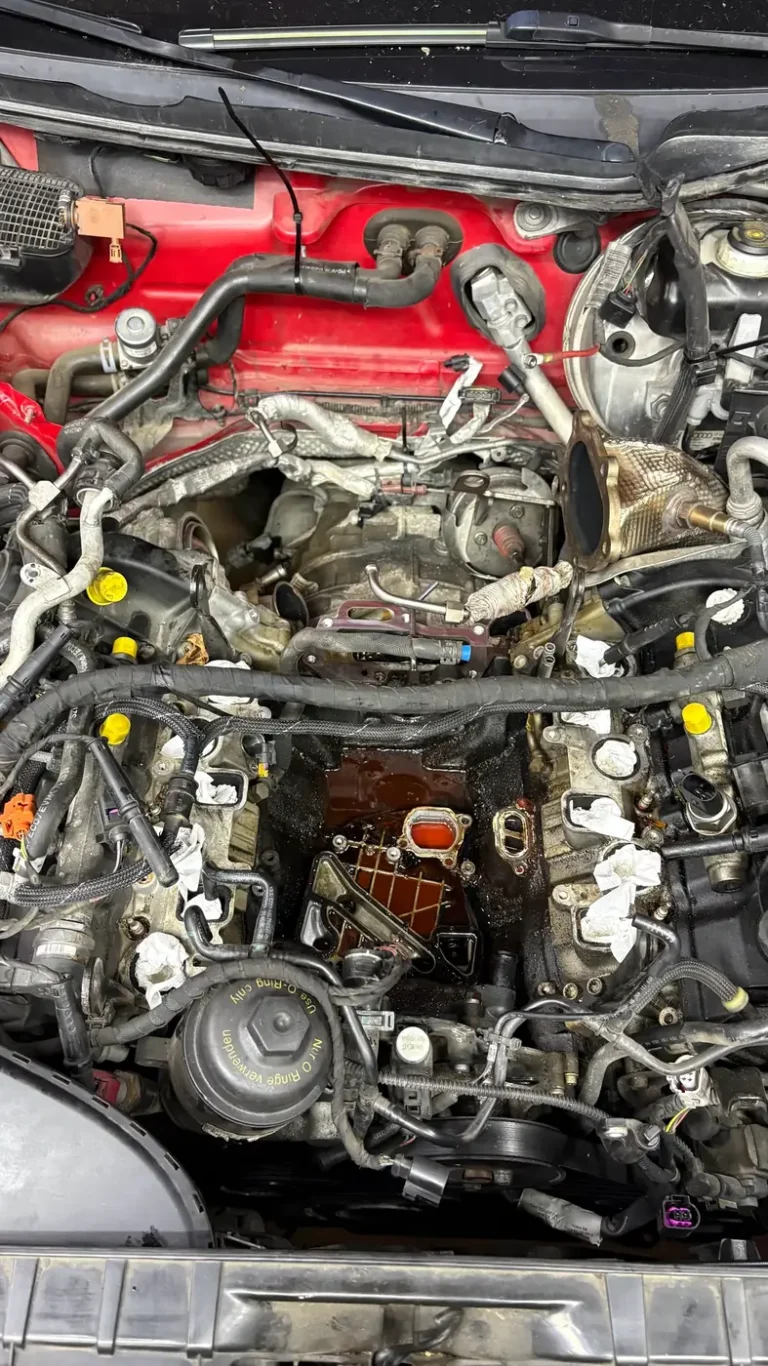 Rozobratý motor V6 s demontovaným sacím potrubím